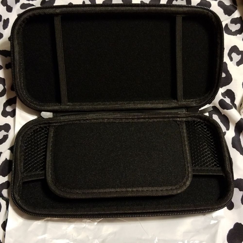Nintendo Case  - Picture 2 of 2
